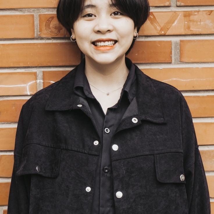 Jordan Kim, Client Relations Director, discussing corporate gifting strategy with business clients